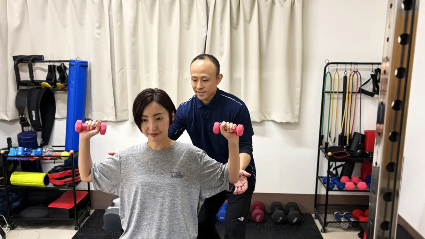 軽い筋トレをしている女性