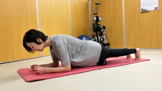 プランクの姿勢で体幹を鍛えてる様子