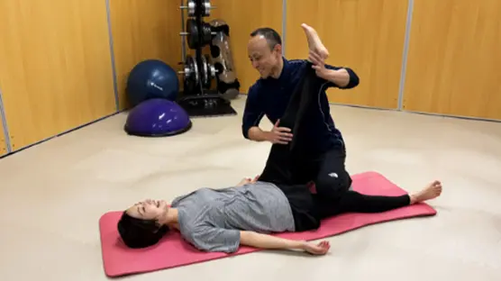 片足をあげてストレッチする様子